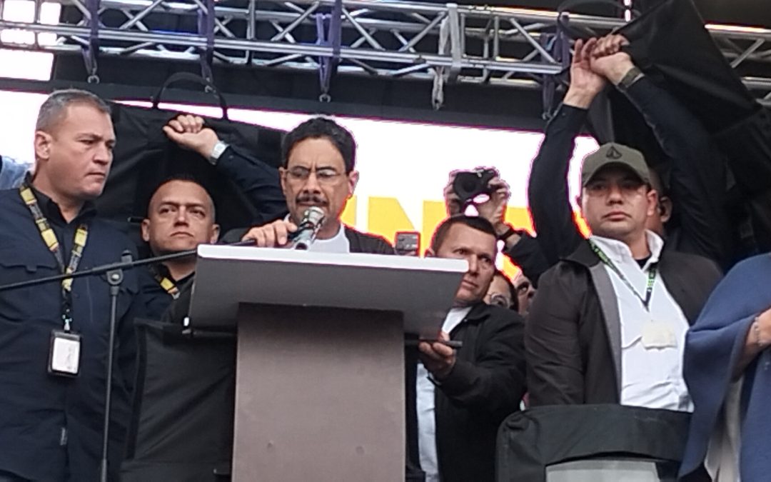 Ni la lluvia frenó a Tunja: entre paraguas y esperanza, cientos esperaron a Iván Cepeda en la Plazoleta de las Nieves